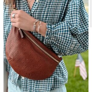 BNWT Meanwhile Back on the Farm Sorrel Brown Woven Leather Fanny Bag